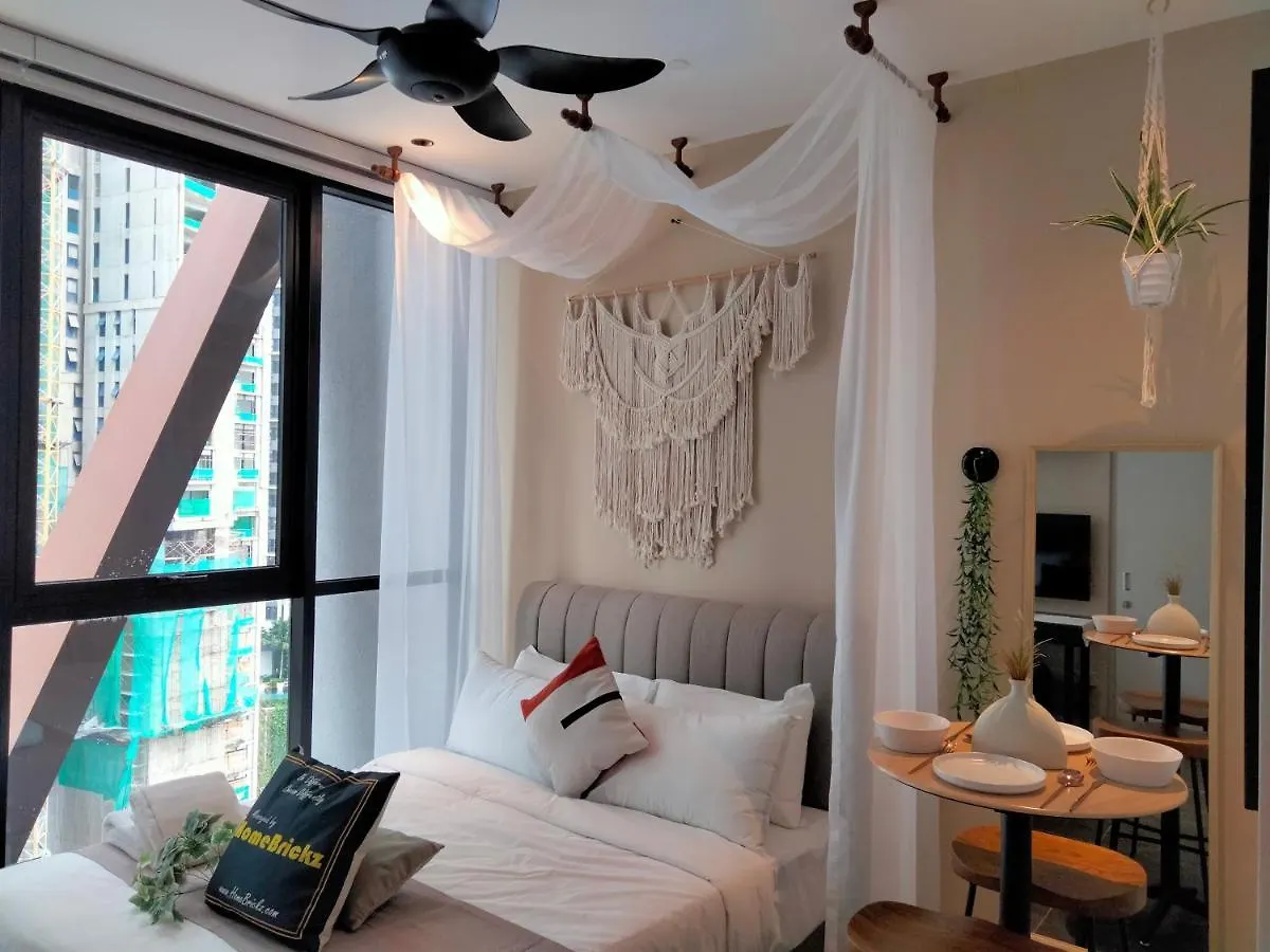 Appartamento Scarletz Suites Klcc I Homebrickz Kuala Lumpur
